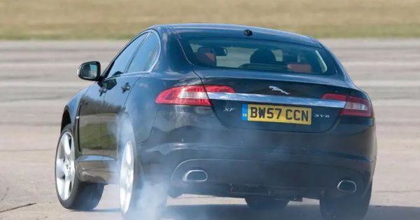 Ако искахте XF от първото му поколение, огнедишащият XFR с 503 к.с. е точният избор. Всичко това засенчва моделите Super V8, които се борят с едва 420 к.с. 